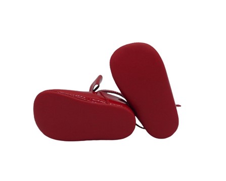 Scarpa culla in vernice con strappo