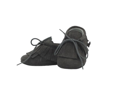 Scarpa culla in camoscio con frangia