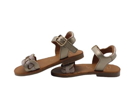 Sandalo in pelle laminata con fascia intrecciata e fibbia