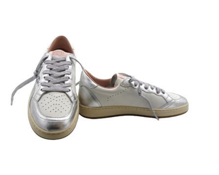 Sneaker in pelle laminata e micro glitter con lacci