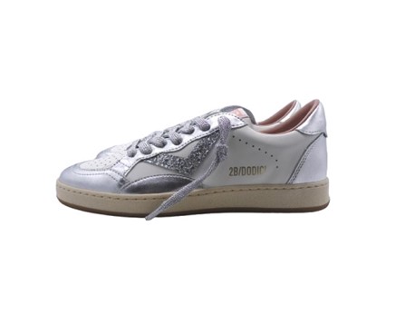 Sneaker in pelle laminata e micro glitter con lacci