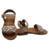 Sandalo in pelle laminata con fascia intrecciata e fibbia