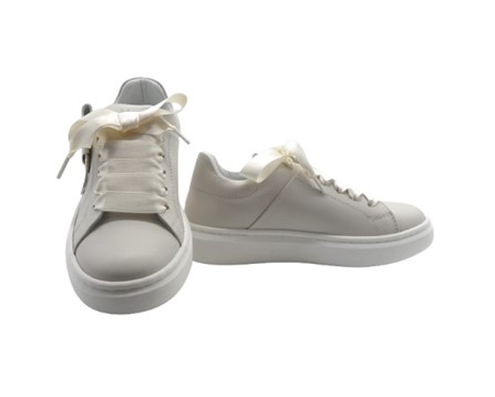 Sneaker in pelle con lacci in raso