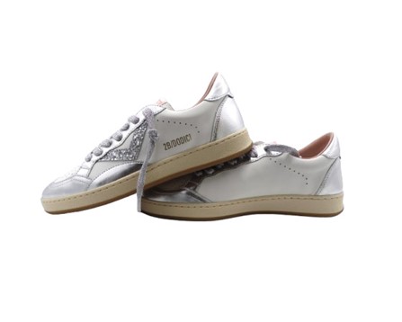 Sneaker in pelle laminata e micro glitter con lacci