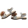 Sandalo in pelle con pom pon e fibia