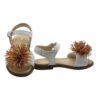 Sandalo in pelle con pom pon e fibia