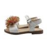 Sandalo in pelle con pom pon e fibia