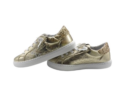 Sneaker bassa in pelle laminata con lacci