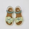 Sandalo in pelle con doppio velcro e fiore