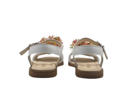 Sandalo in pelle con pom pon e fibia