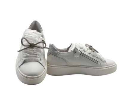 Sneaker in pelle con lacci, zip e applicazione fiocco strass