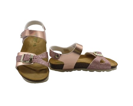 Sandalo in vernice laminata con velcro e fibbia