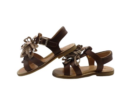 Sandalo in pelle con fiore e fibbia