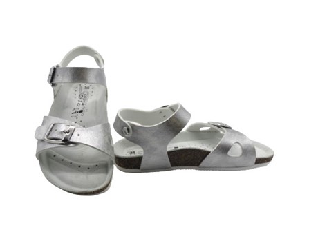Sandalo in eco pelle laminata con doppie fibbie
