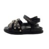 Sandalo in pelle con catena e borchie e velcro
