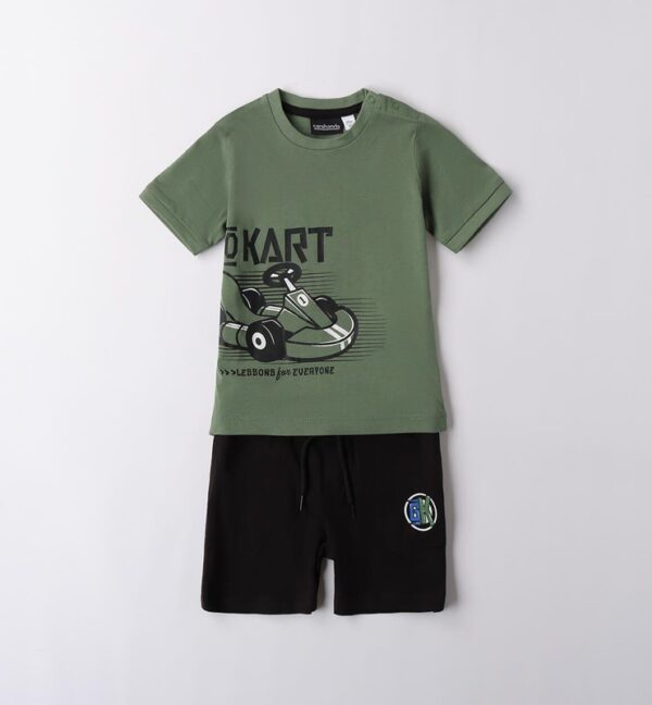 Completo t-shirt con stampa go kart e bermuda