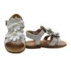 Sandalo in pelle con fiori e fibbia