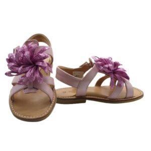 Sandalo in pelle con fiore e fibbia