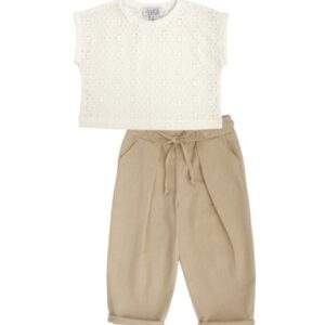 Completo t-shirt traforata e pantalone in lino