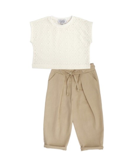 Completo t-shirt traforata e pantalone in lino