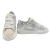 Sneaker in pelle laminata con lacci