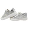 Sneaker in pelle laminata con lacci
