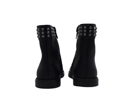 Stivaletto in pelle con borchie e zip