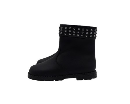 Stivaletto in pelle con borchie e zip