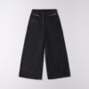 Pantalone denim gamba ampia con catena alle tasche