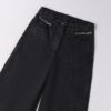 Pantalone denim gamba ampia con catena alle tasche