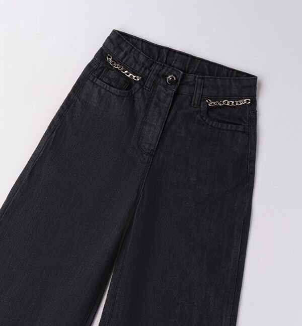 Pantalone denim gamba ampia con catena alle tasche