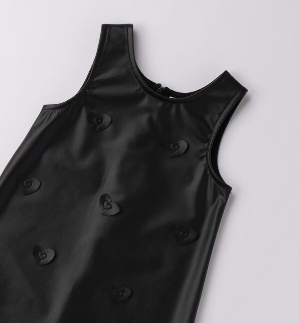Vestito smanicato in eco pelle con cuoricini