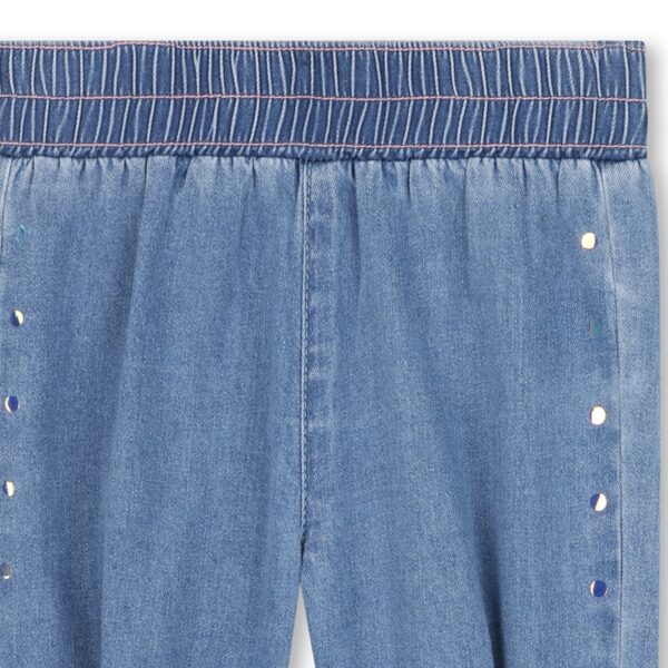 Pantalone in denim leggero con borchie laterali