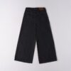 Pantalone denim gamba ampia con catena alle tasche