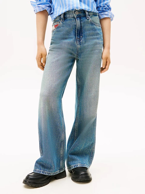 Pantalone in denim con bandiera sulla tasca