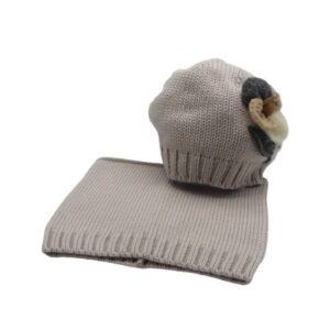 Cappello con fiore in panno e collo