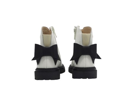 Stivaletto in pelle con fiocco posteriore e zip