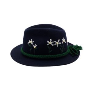 Cappello con ricami fatti a mano