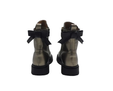 Anfibio in pelle laminata con fiocco sul retro lacci e zip