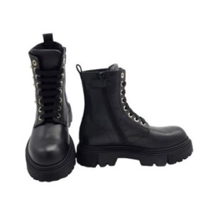 Anfibio in pelle con borchie laterali e zip