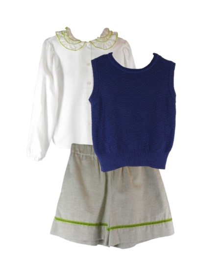 Completo gilet, camicia con rouches al collo e short