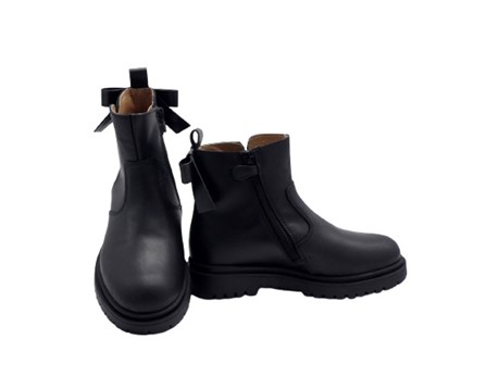 Stivaletto in pelle con fiocchetto sul retro e zip