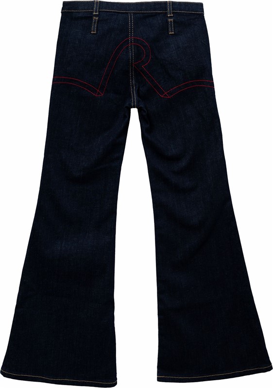 Pantalone in denim a zampa con ricamo r sul retro