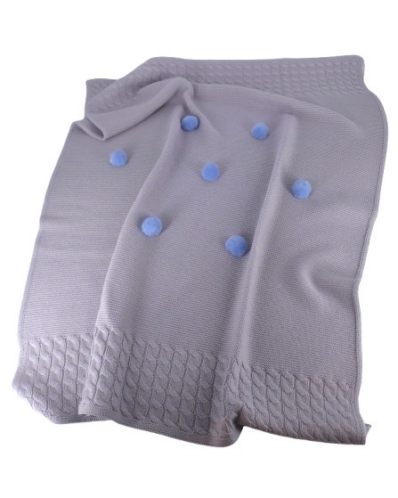 Copertina con pon pon e trecce