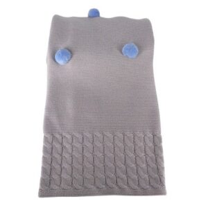 Copertina con pon pon e trecce