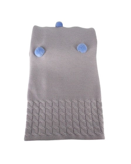 Copertina con pon pon e trecce