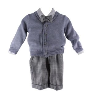 Completo cardigan, camicia con papillon e salopette