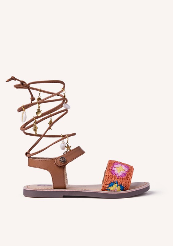 Sandalo in pelle con  fascia uncinetto con velcro e lacci