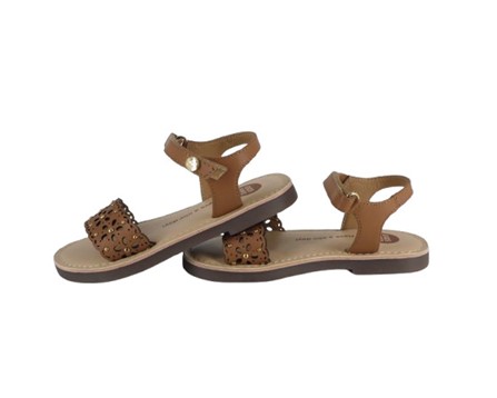 A4AC734FD2C7CBF8EA55AC4AE96700BB_ Sandalo in pelle traforata con borchie e velcro