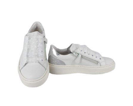 Sneaker in pelle con lacci in tulle e zip laterale